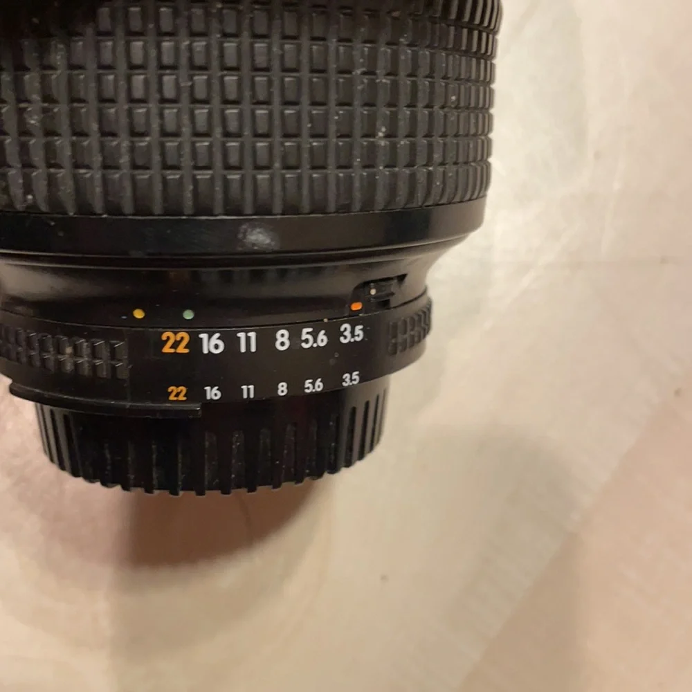 Nikon AF Nikkor 28-200mm, 1:3.5-5.6D Lens with Hood